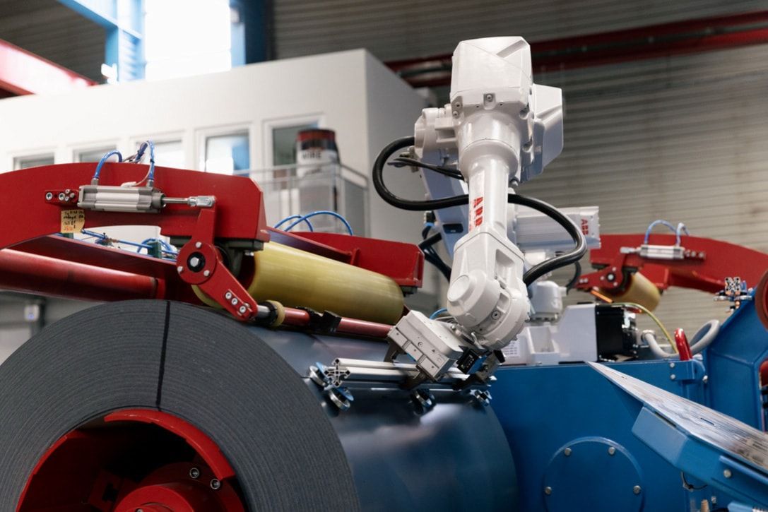 Industrial robot in an automated door line